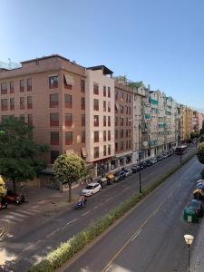 una vista aérea de una calle de la ciudad con edificios en Apartamento nuevo, 3 dormitorios con terraza, en Granada