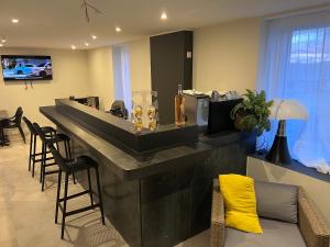 TV a/nebo společenská místnost v ubytování Hôtel Le Ponson