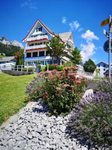 una casa grande con flores delante en Gasthaus Friedegg, en Wildhaus