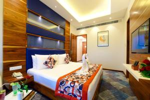 pokój hotelowy z łóżkiem i telewizorem w obiekcie SureStay by Best Western Model Town w mieście Amritsar