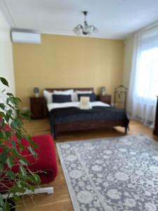 1 dormitorio con 1 cama y 1 sofá rojo en Embrace Hotel & Apartments en Pärnu