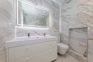 een witte badkamer met een wastafel en een toilet bij The Eagles in Ramsgate