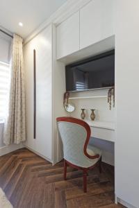 een kamer met een stoel en een bureau bij The Eagles in Ramsgate