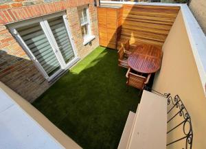een kleine tuin met een tafel en stoelen op een balkon bij The Eagles in Ramsgate