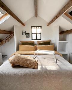 a bedroom with two beds in a attic at Guesthouse Rotterdam, tinyhouse nearby Kralingen in Rotterdam