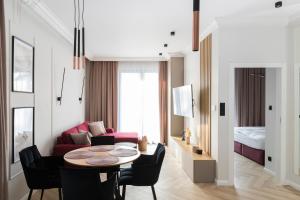 - un salon avec une table et une chambre dans l'établissement Apartamenty Par La Mer, à Niechorze
