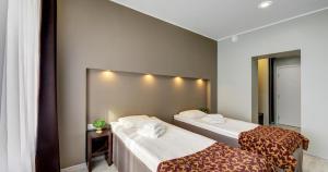 a hotel room with two beds and a window at Narva-Jõesuu Medical Spa in Narva-Jõesuu