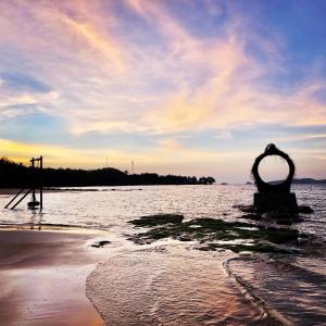 une grande sculpture dans l'eau sur une plage dans l'établissement Gold Coast Phu Quoc Beach Resort, à Duong Dong