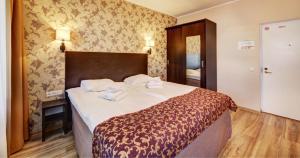 a hotel room with a large bed in a room at Narva-Jõesuu Medical Spa in Narva-Jõesuu