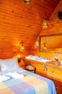 una camera con letto e lavandino in una cabina di Pousada Rancho Das Framboesas a Visconde De Maua