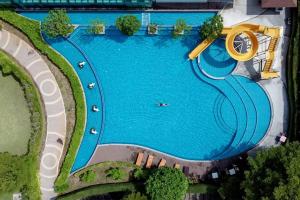 Bangsaen Heritage Hotel - SHA Plus Certified veya yakınında bir havuz manzarası
