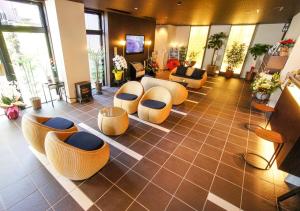 TV a/nebo společenská místnost v ubytování HOTEL LiVEMAX Kanazawa Ekimae + 8 fotografií