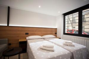 um quarto com uma cama com duas toalhas em CC Atocha Apartments em Madrid