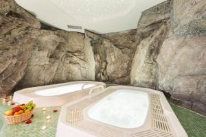 Koupelna v ubytování Hotel Klotz + 22 fotografií