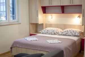 Posteľ alebo postele v izbe v ubytovaní Apartmani Vito i Cvita