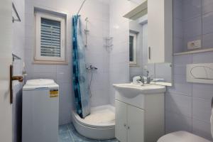 Kúpeľňa v ubytovaní Apartmani Vito i Cvita + 13 fotografií