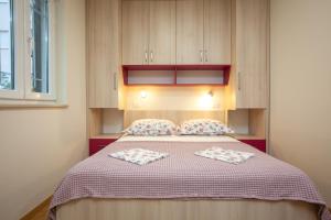 Posteľ alebo postele v izbe v ubytovaní Apartmani Vito i Cvita