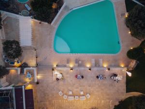 widok na basen w nocy w obiekcie Corte Di Ferro Hotel & Wellness Resort w mieście Carovigno