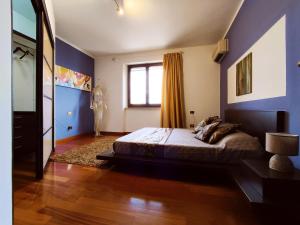 A bed or beds in a room at Appartamento Incantevole La Coccola