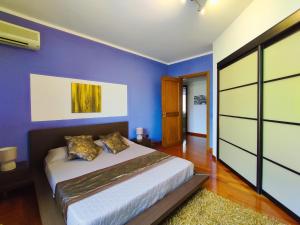 A bed or beds in a room at Appartamento Incantevole La Coccola