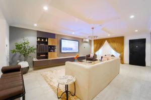 a living room with a couch and a tv at Luxury Condo in Ikoyi (banana Island) in Araromi