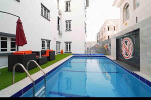 a large swimming pool in front of a building at Luxury Condo in Ikoyi (banana Island) in Araromi