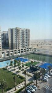 Výhled na bazén z ubytování Lovely Studio Apartment in Dubai with many amenities nebo okolí