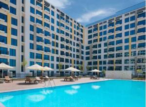 Bazén v ubytování Lovely Studio Apartment in Dubai with many amenities nebo v jeho okolí