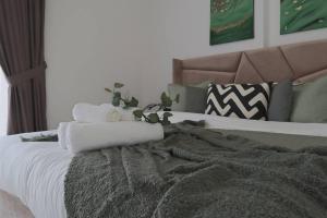 Postel nebo postele na pokoji v ubytování Lovely Studio Apartment in Dubai with many amenities