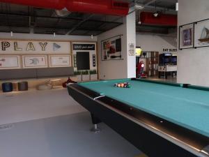 Biliár nebo kulečník v ubytování Lovely Studio Apartment in Dubai with many amenities