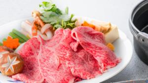 un piatto di carne e verdure su un tavolo di Yunotani Senkei a Totsukawa