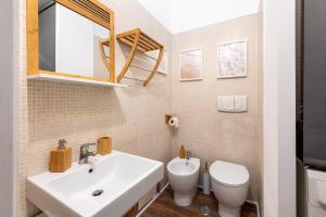 a bathroom with a sink and a toilet at Appartamento trastevere Roma in Rome