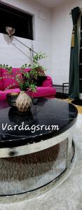 una mesa con una planta en una habitación en ÖSTERLEN PARKEN, en Simrishamn