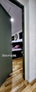 eine offene Tür zu einem Zimmer mit einem Schlafzimmer in der Unterkunft ÖSTERLEN PARKEN in Simrishamn