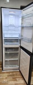 einem leeren Kühlschrank mit offener Tür in der Küche in der Unterkunft ÖSTERLEN PARKEN in Simrishamn