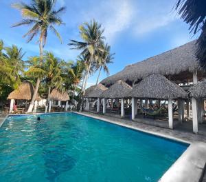una piscina en un complejo con palmeras en Hotel Paseo del Sol, en La Paz