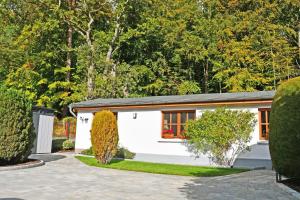 a white shed with a black roof at Ferienwohnung an der Granitz in Ostseebad Sellin