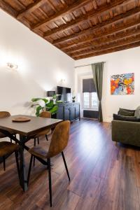 a living room with a table and a couch at Appartamento trastevere Roma in Rome