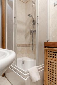 uma casa de banho com um chuveiro, um lavatório e uma banheira em Ca' Latina - Cozy home in pieno centro storico em Treviso