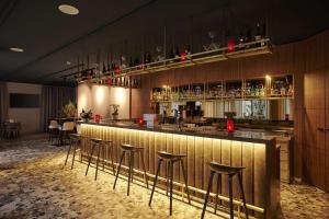 a bar in a restaurant with stools at NH Frankfurt Airport in Kelsterbach