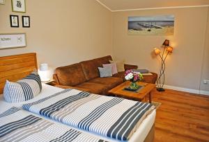 a bedroom with a bed and a couch at Ferienwohnung an der Granitz in Ostseebad Sellin