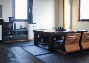 Kuchyň nebo kuchyňský kout v ubytování Hotel Livemax BUDGET Kanazawa-Idaimae