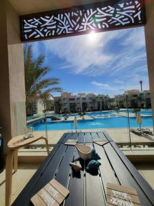 una habitación de hotel con vistas a la piscina en Mangroovy Ritzy, Cerulean appartement by the pool, en Hurghada
