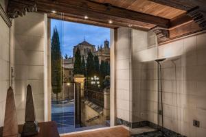 a room with a window with a view of versailles at NH Collection Salamanca Palacio de Castellanos in Salamanca