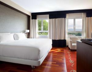 Cama o camas de una habitación en NH Canciller Ayala Vitoria