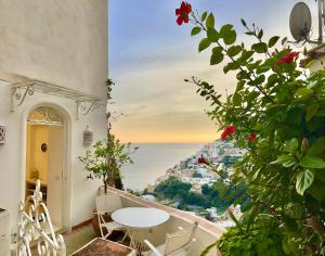 balcone con tavolo e vista sull'oceano di Santiago vacation home in Positano a Positano