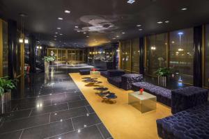 Lobbyn eller receptionsområdet på NH Milano Fiera