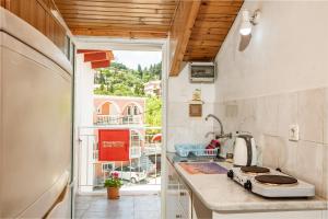 una piccola cucina con lavandino e piano cottura di Chryssa Studios ad Argásion