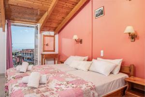 Uma cama ou camas num quarto em Chryssa Studios