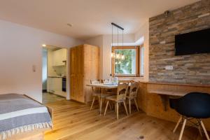 Televiisor ja/või meelelahutuskeskus majutusasutuses Monte Vita Tirol - Apartments